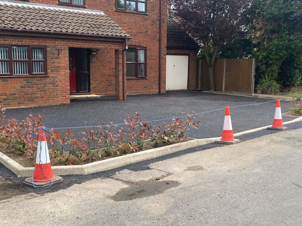 This is a newly installed tarmac driveway just installed by Attleborough Driveway Services